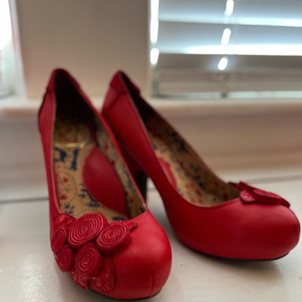 Miss L Fire BLOOMSBURY RED LEATHER retro floral SIZE 41 heels Anthropologie NEW